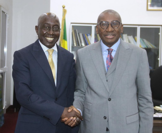 Dévasté d’apprendre la soudaine disparition de son ami et CTCOM (Soro Diop), le ministre Sidiki Kaba inconsolable