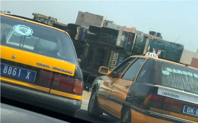 Accident à Grand Mbao: Un camion se renverse sur un taxi et des morts enregistrés Accident à Grand Mbao: Un camion se renverse sur un taxi et des morts enregistrés