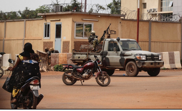 Burkina : « crise interne à l'armée » et discussions « pour un dénouement sans écueil » (gouvernement)