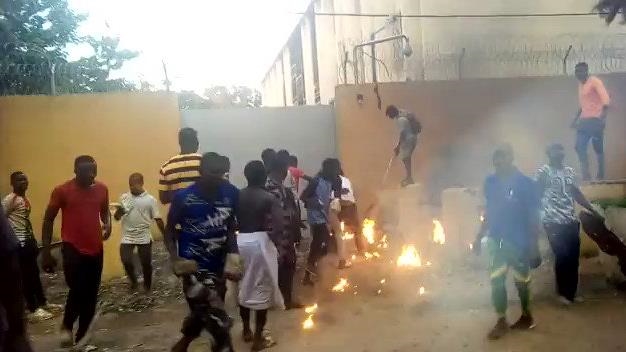 Coup d’État au Burkina Faso: l’ambassade de France à Ouagadougou attaquée Coup d’État au Burkina Faso: l’ambassade de France à Ouagadougou attaquée
