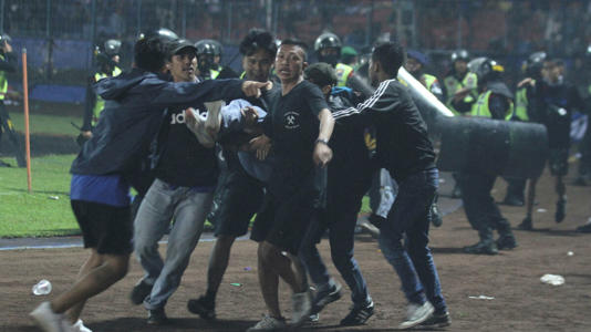Indonésie : 125 morts dans un stade de football, selon un nouveau bilan à la baisse
