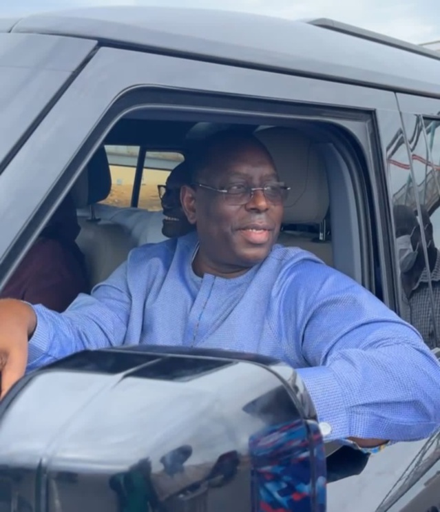 Wakhinane Nimzatt : La visite surprise du président Macky Sall accompagné de la première dame.
