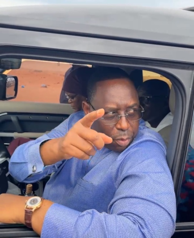 Wakhinane Nimzatt : La visite surprise du président Macky Sall accompagné de la première dame. Wakhinane Nimzatt : La visite surprise du président Macky Sall accompagné de la première dame.