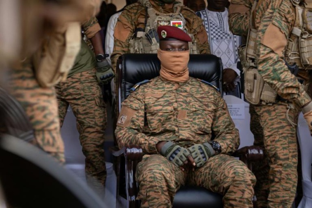 Burkina Faso : le putschiste Ibrahim Traoré a été investi président de transition