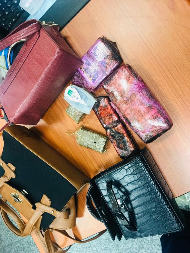 Saisie à l'AIBD de 10 plaquettes d’un poids total de 900g de haschich- Encore une belle prise de la douane Sénégalaise ! Saisie à l'AIBD de 10 plaquettes d’un poids total de 900g de haschich- Encore une belle prise de la douane Sénégalaise !