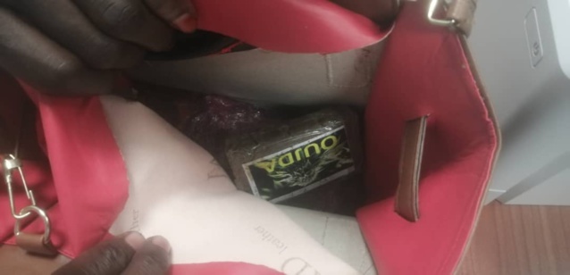 Saisie à l'AIBD de 10 plaquettes d’un poids total de 900g de haschich- Encore une belle prise de la douane Sénégalaise ! Saisie à l'AIBD de 10 plaquettes d’un poids total de 900g de haschich- Encore une belle prise de la douane Sénégalaise !