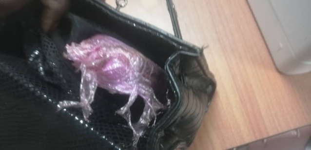 Saisie à l'AIBD de 10 plaquettes d’un poids total de 900g de haschich- Encore une belle prise de la douane Sénégalaise ! Saisie à l'AIBD de 10 plaquettes d’un poids total de 900g de haschich- Encore une belle prise de la douane Sénégalaise !