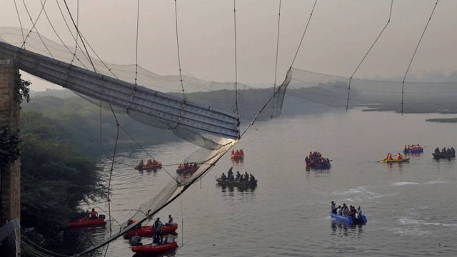 En Inde, l'effondrement d'un pont suspendu fait au moins 132 morts En Inde, l'effondrement d'un pont suspendu fait au moins 132 morts