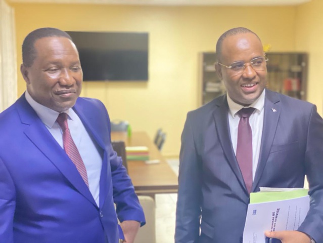 Photos/ Poste: La passation de service entre Abdoulaye Bibi Baldé et Mohamadou Diaité s’est super bien passée