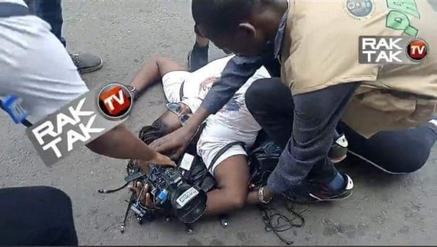 Manifestation pour la libération des « détenus politiques »: 17 personnes arrêtés à Dakar, une journaliste brutalisée Manifestation pour la libération des « détenus politiques »: 17 personnes arrêtés à Dakar, une journaliste brutalisée