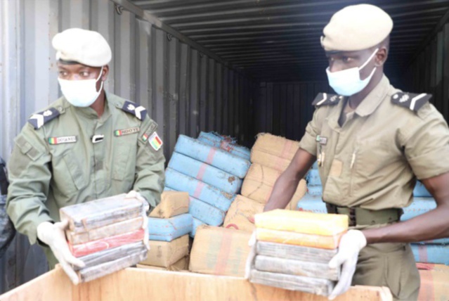 Douane Sénégalaise: un homme d’affaires, un transitaire et douanier au cœur des fake news Douane Sénégalaise: un homme d’affaires, un transitaire et douanier au cœur des fake news