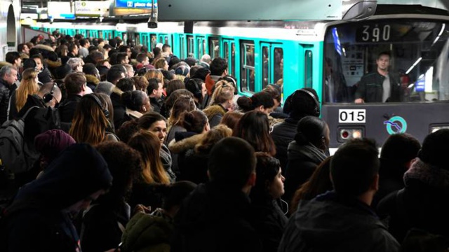 Jeudi noir dans les transports parisiens en raison d'une grève Jeudi noir dans les transports parisiens en raison d'une grève