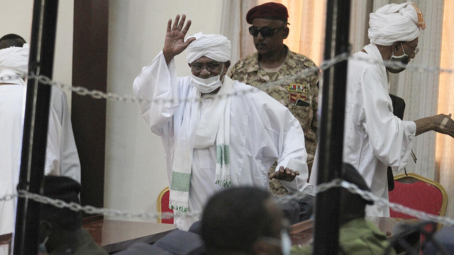 Le Soudan renvoie el-Béchir en prison et durcit le ton contre les islamistes