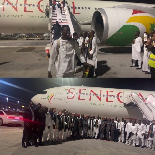 Mondial 2022 : Les Lions sont arrivés à Doha vers minuit, en tenue traditionnelle blanche…