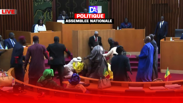 Assemblée nationale : Les députés de l’opposition arborent des brassards rouges Assemblée nationale : Les députés de l’opposition arborent des brassards rouges