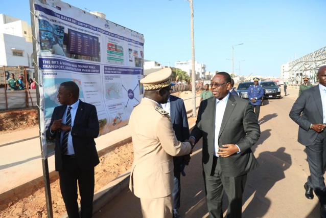 Le Pr Macky Sall visite les chantiers du BRT (images) Le Pr Macky Sall visite les chantiers du BRT (images)