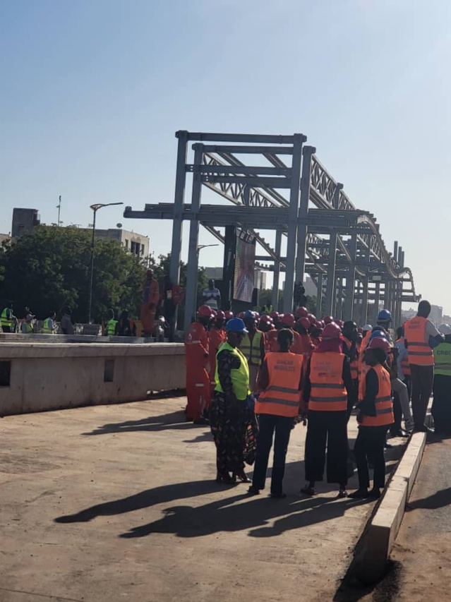 Le Pr Macky Sall visite les chantiers du BRT (images) Le Pr Macky Sall visite les chantiers du BRT (images)
