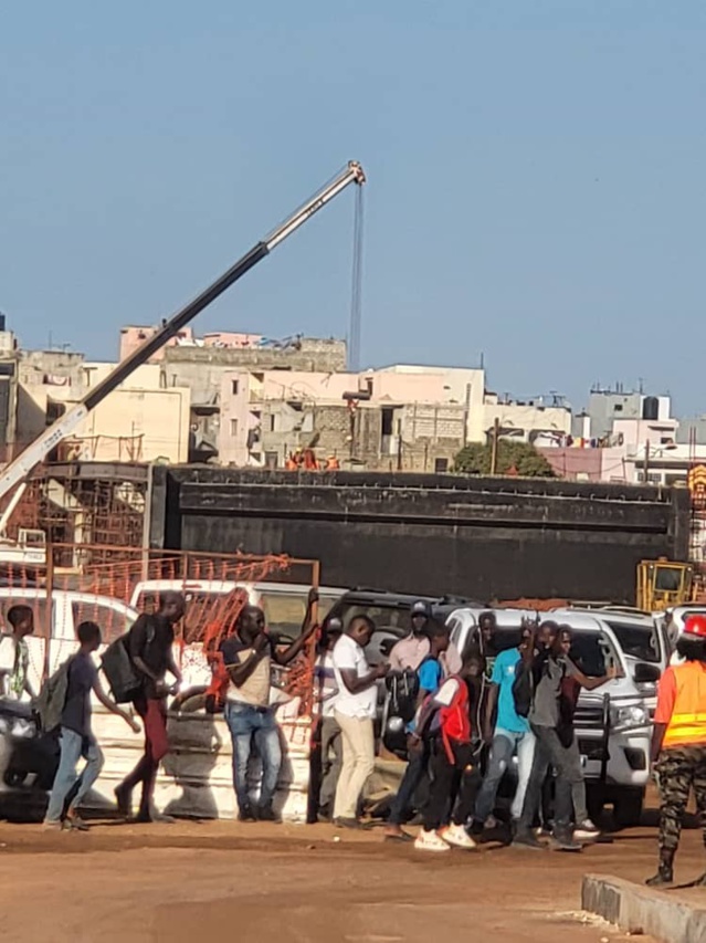 Le Pr Macky Sall visite les chantiers du BRT (images) Le Pr Macky Sall visite les chantiers du BRT (images)