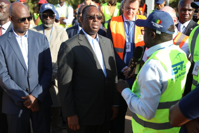 Le Pr Macky Sall visite les chantiers du BRT (images) Le Pr Macky Sall visite les chantiers du BRT (images)