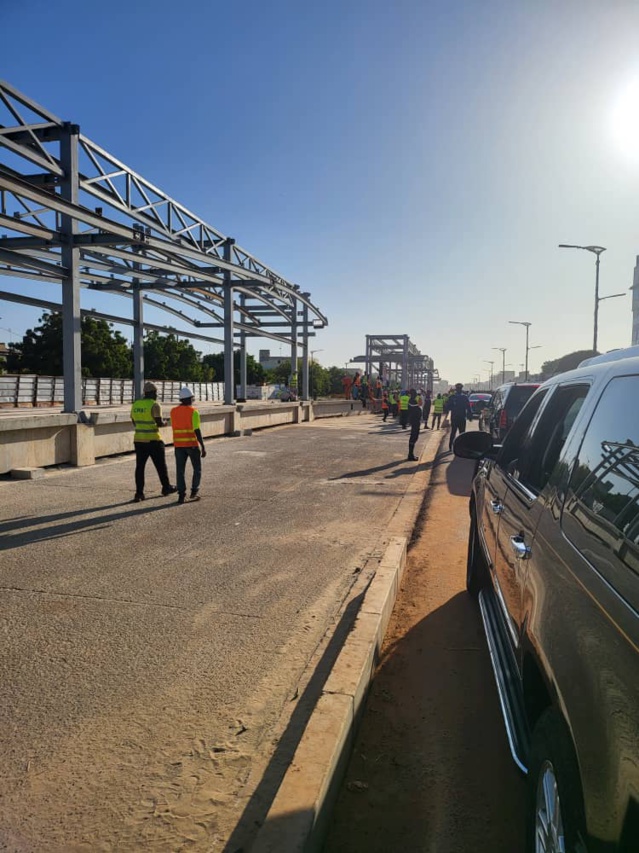 Le Pr Macky Sall visite les chantiers du BRT (images) Le Pr Macky Sall visite les chantiers du BRT (images)