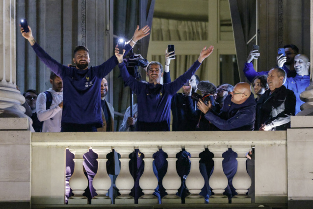 COUPE DU MONDE 2022 - ARRIVÉS À PARIS, LES BLEUS ACCLAMÉS PLACE DE LA CONCORDE COUPE DU MONDE 2022 - ARRIVÉS À PARIS, LES BLEUS ACCLAMÉS PLACE DE LA CONCORDE