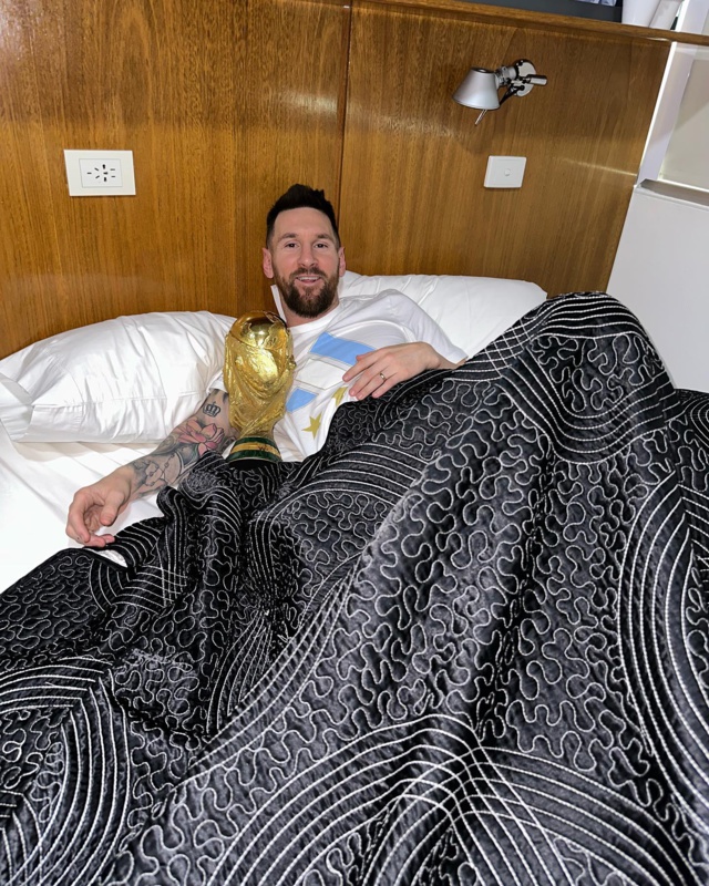 🚨 RECORD ! La photo de Messi avec le trophée de la Coupe du Monde devient la photo la plus likée de l'histoire d'Instagram avec plus de 56 millions de likes ! 🚨 RECORD ! La photo de Messi avec le trophée de la Coupe du Monde devient la photo la plus likée de l'histoire d'Instagram avec plus de 56 millions de likes !
