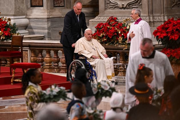 Lors de la messe de Noël, le pape François dénonce la 