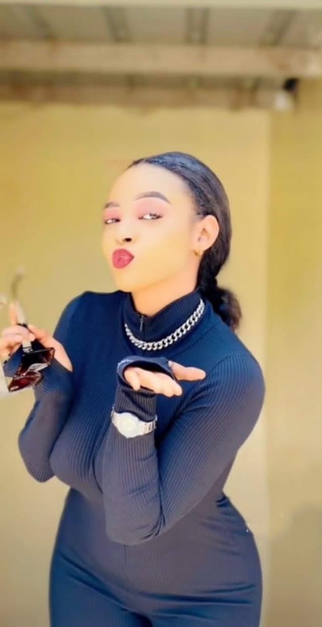 Admirez fatoumata la belle liane! Admirez fatoumata la belle liane!