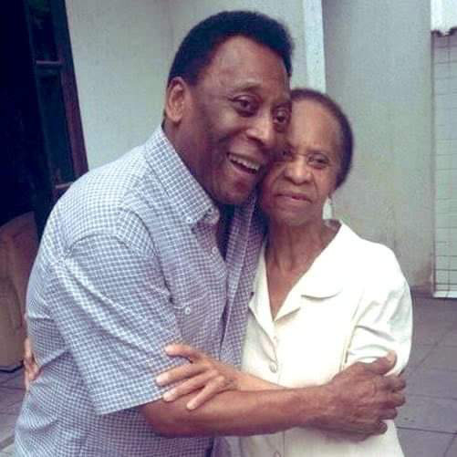 En image : Le Roi Pelé avec sa mère Céleste,100 ans en novembre dernier et qui vit toujours En image : Le Roi Pelé avec sa mère Céleste,100 ans en novembre dernier et qui vit toujours