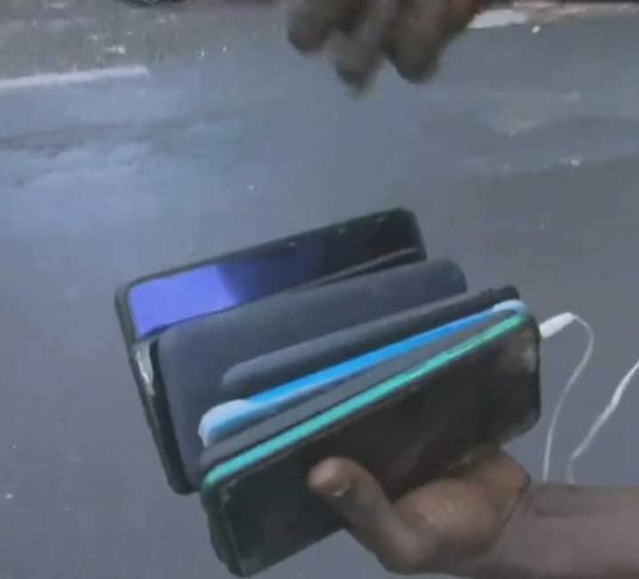 Collision mortelle à Kaffrine- Voici les images de quelques victimes décédées et leurs accessoires (téléphones portables)...