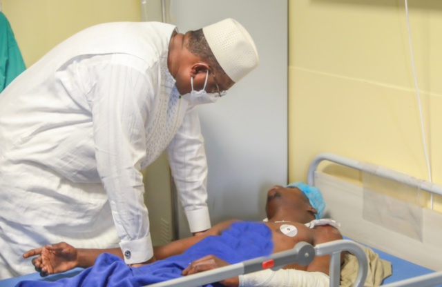 Photos: Le Président Macky Sall au chevêt des blessés à l’hôpital de Kaffrin Photos: Le Président Macky Sall au chevêt des blessés à l’hôpital de Kaffrin