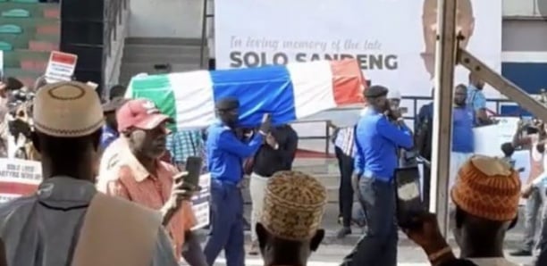 La Gambie rend aux siens le corps d'une victime emblématique de la dictature de Jammeh La Gambie rend aux siens le corps d'une victime emblématique de la dictature de Jammeh