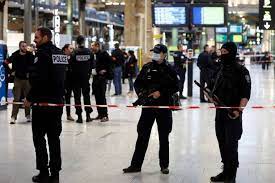 Six blessés dans une attaque à l'arme blanche à la gare du Nord à Paris Six blessés dans une attaque à l'arme blanche à la gare du Nord à Paris