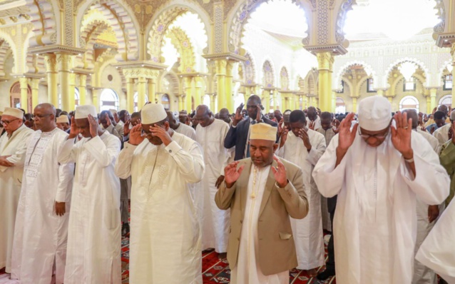En visite au Sénégal : Azali Assoumani, le Président Comorien et le Chef de l’état Macky Sall ont prié à la Grande Mosquée Massalikoul Djinane