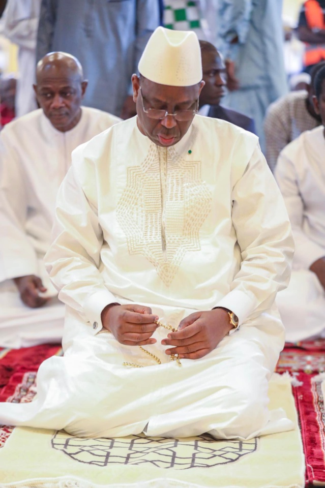 En visite au Sénégal : Azali Assoumani, le Président Comorien et le Chef de l’état Macky Sall ont prié à la Grande Mosquée Massalikoul Djinane