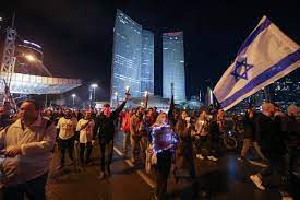À Tel-Aviv, des dizaines de milliers d'Israéliens conspuent Netanyahu et "les facistes À Tel-Aviv, des dizaines de milliers d'Israéliens conspuent Netanyahu et "les facistes