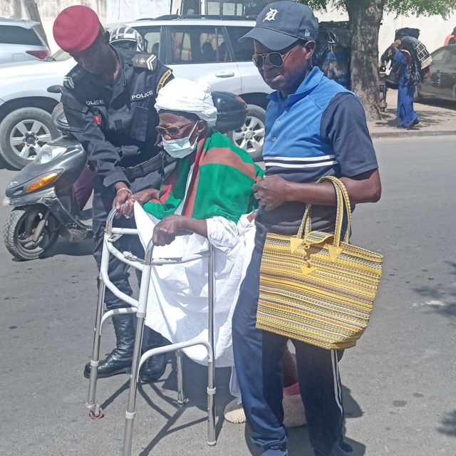 Arrêt sur image - Ce geste noble d'un policier salué "on line" par un...policier Arrêt sur image - Ce geste noble d'un policier salué "on line" par un...policier