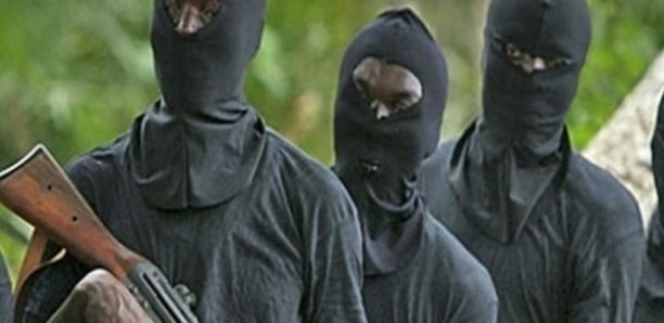 Attaque au Nord-Bénin : les assaillants mettent le feu à des salles de classe, un chef de village abattu Attaque au Nord-Bénin : les assaillants mettent le feu à des salles de classe, un chef de village abattu