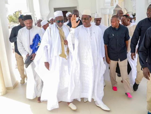 Le Chef de l’Etat Macky SALL a effectué la prière du vendredi à la  Grande Mosquée Thierno Mouhamadou Thierno Seydou BA de Bopp.