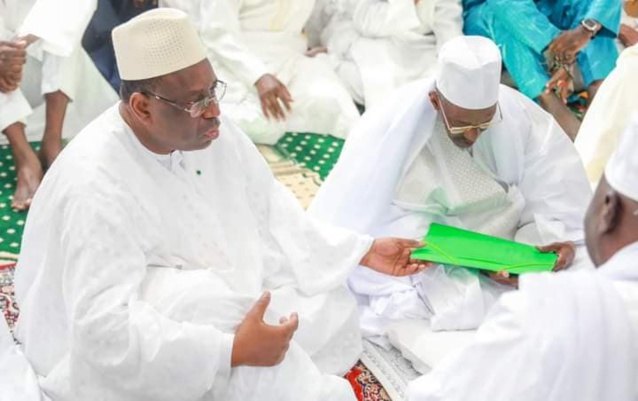 Le Chef de l’Etat Macky SALL a effectué la prière du vendredi à la  Grande Mosquée Thierno Mouhamadou Thierno Seydou BA de Bopp.