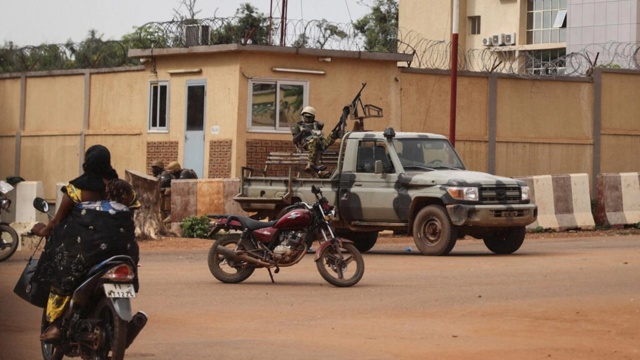 Burkina: 25 morts dans l'attaque jihadiste présumée de samedi dans le nord (nouveau bilan) Burkina: 25 morts dans l'attaque jihadiste présumée de samedi dans le nord (nouveau bilan)