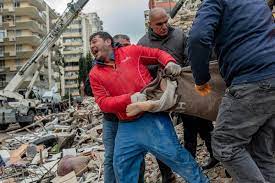 Le bilan des séismes en Turquie et Syrie dépasse 5 000 morts, l'état d'urgence déclaré