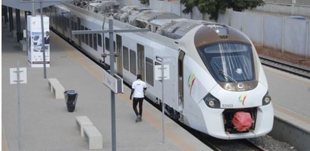 Thiès : Macky Sall promet une troisième gare avec le TER Thiès : Macky Sall promet une troisième gare avec le TER