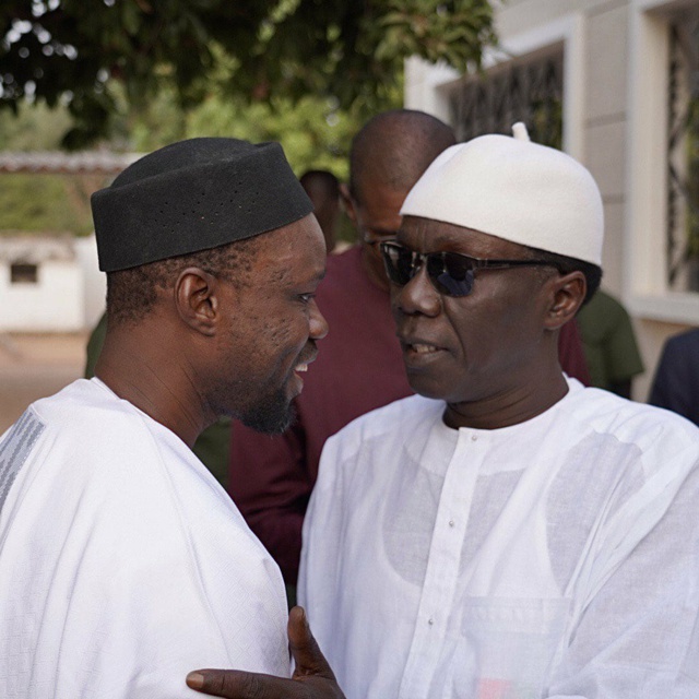 Reçu à Aïnoumady par Serigne Habib Sy, l'opposant Ousmane Sonko fonce vers Mbacké Reçu à Aïnoumady par Serigne Habib Sy, l'opposant Ousmane Sonko fonce vers Mbacké