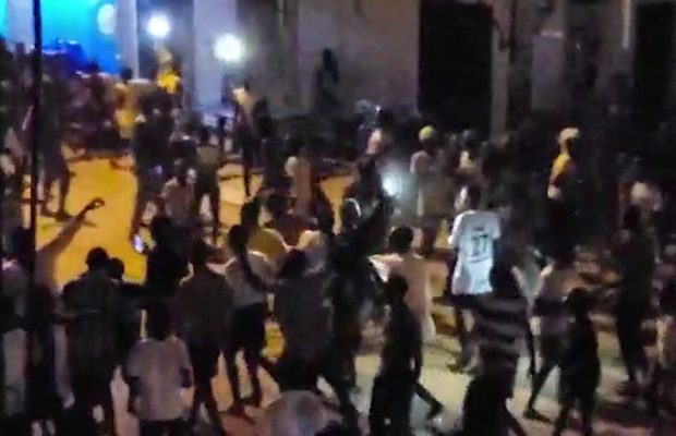 Arrêt sur image- Regardez comment ce gamin est manipulé par un nervi de Sonko ! Arrêt sur image- Regardez comment ce gamin est manipulé par un nervi de Sonko !