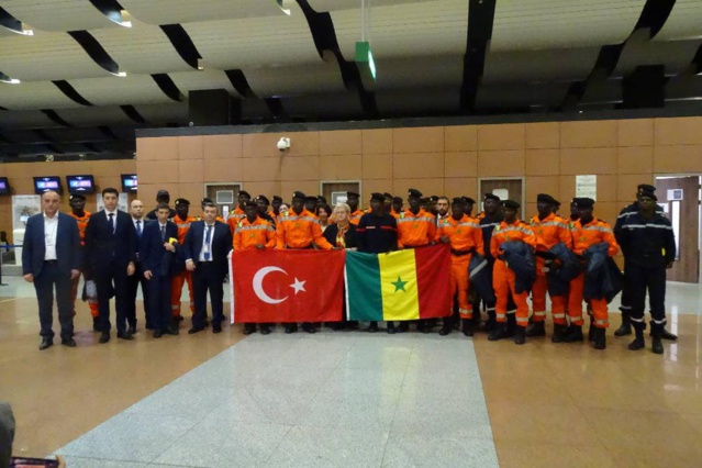Macky Sall envoie un contingent de secours et 600 millions FCFA pour la Turquie (IMAGES)