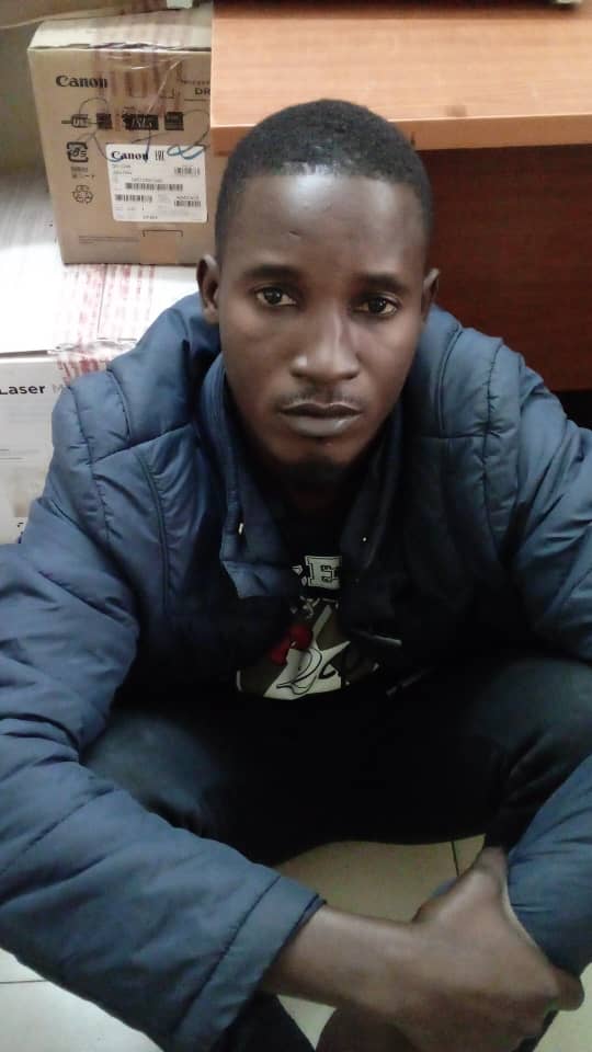 Arrêté pour vols de téléphones et poursuivi par ...60 plaignants, le bienfaiteur des chanteurs Sidy Diop et Ibro Nadio (Lat Thiam) écope de ...5 ans de prison...Le receleur Pape Alioune Ndiaye condamné à 6 mois de réclusion Arrêté pour vols de téléphones et poursuivi par ...60 plaignants, le bienfaiteur des chanteurs Sidy Diop et Ibro Nadio (Lat Thiam) écope de ...5 ans de prison...Le receleur Pape Alioune Ndiaye condamné à 6 mois de réclusion