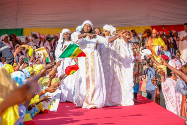 L'émouvant hommage du Président Macky Sall à son épouse, Marième Faye, et à toutes les femmes (VIDÉO) L'émouvant hommage du Président Macky Sall à son épouse, Marième Faye, et à toutes les femmes (VIDÉO)
