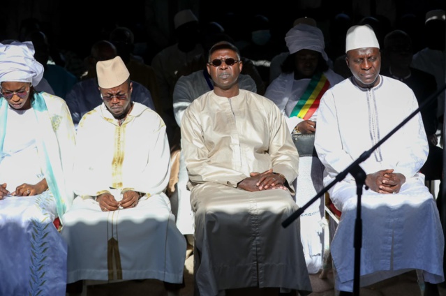 Levée du corps de Me Sèye- Le point sur la présence du chef de l'Etat, Macky Sall (IMAGES) Levée du corps de Me Sèye- Le point sur la présence du chef de l'Etat, Macky Sall (IMAGES)