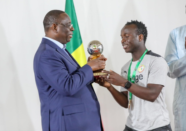  Macky Sall octroie une prime spéciale de 10 millions de francs CFA à chacun des vainqueurs de la CAN U20